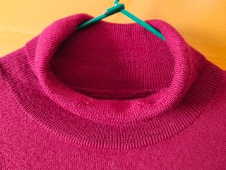 Jersey granate cuello alto fino