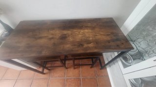 Mesa alta con 2 taburetes y regalo dos mas .