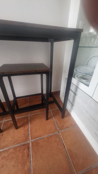 Mesa alta con 2 taburetes y regalo dos mas .