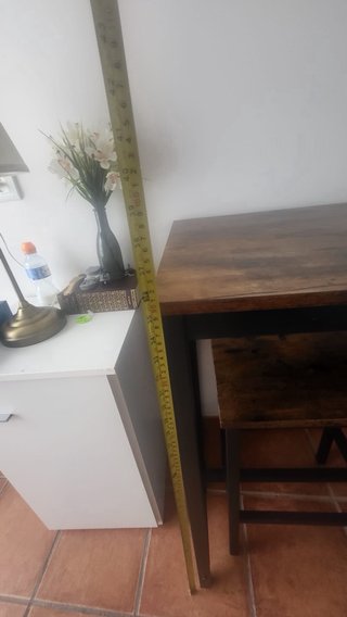 Mesa alta con 2 taburetes y regalo dos mas .