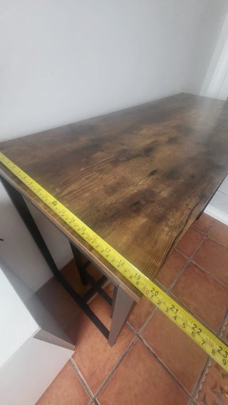 Mesa alta con 2 taburetes y regalo dos mas .