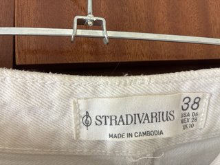 Pantalón blanco Stradivarius