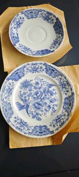 Platos de loza fina gallega, diseño azul