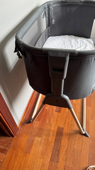 Cuna de colecho gris con detalle