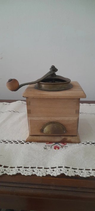 Molinillo de café antiguo de madera
