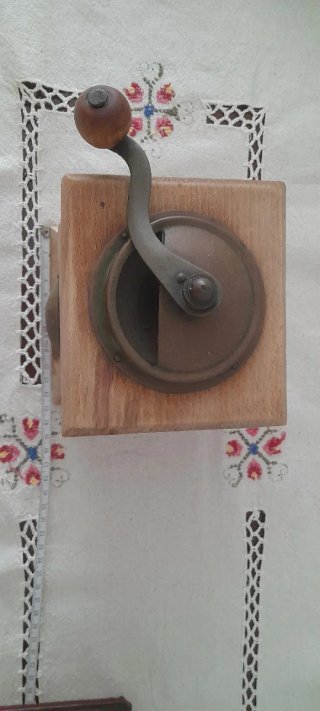 Molinillo de café antiguo de madera