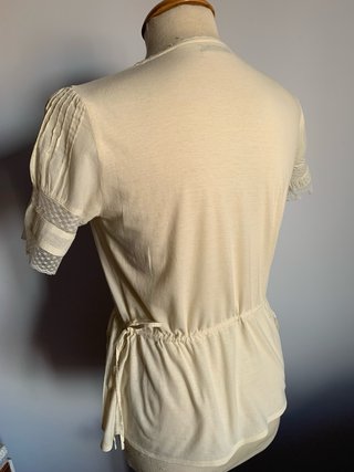 Blusa con jaretas y puntilla