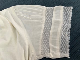Blusa con jaretas y puntilla