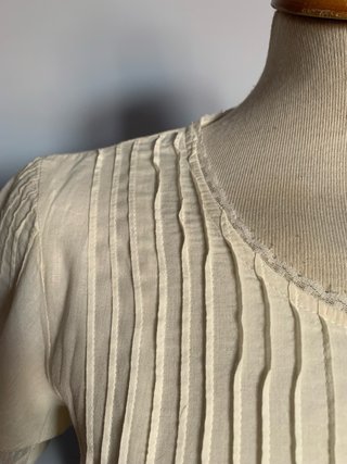 Blusa con jaretas y puntilla