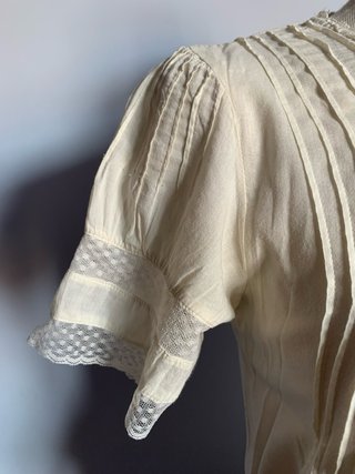 Blusa con jaretas y puntilla