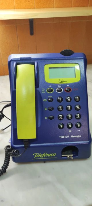 Teléfono fijo azul y verde Telefonica con llave.