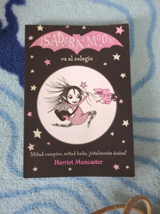 Isadora Moon va al colegio / Isadora Moon Goes ...