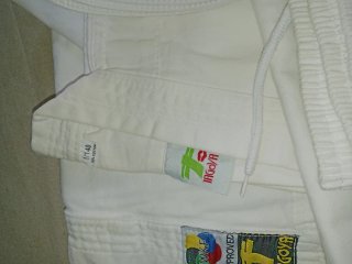 2 Trajes Karate Blancos + cintos blancos 20 € c/u.
