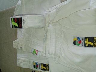 2 Trajes Karate Blancos + cintos blancos 20 € c/u.