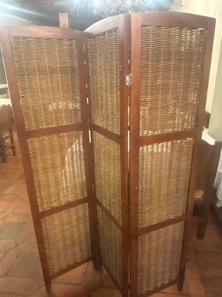Biombo de madera y mimbre