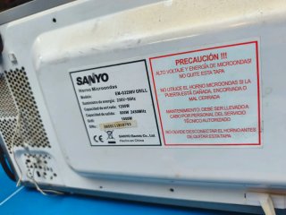 Microondas Sanyo plateado con grill