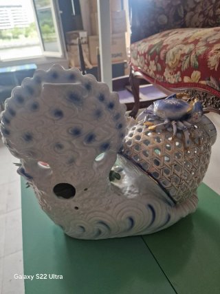 Figura de porcelana: pavo real y mariscos