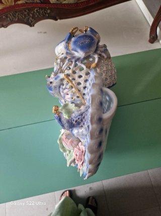Figura de porcelana: pavo real y mariscos