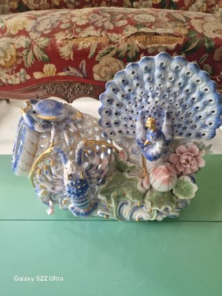 Figura de porcelana: pavo real y mariscos