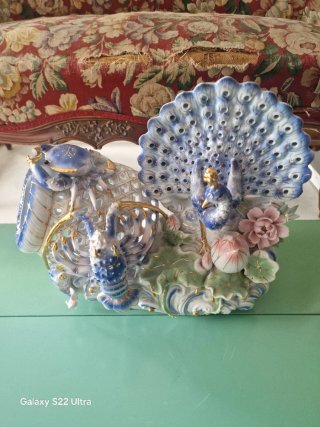 Figura de porcelana: pavo real y mariscos
