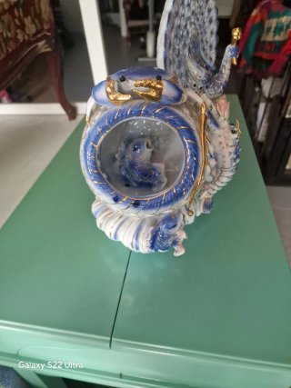 Figura de porcelana: pavo real y mariscos