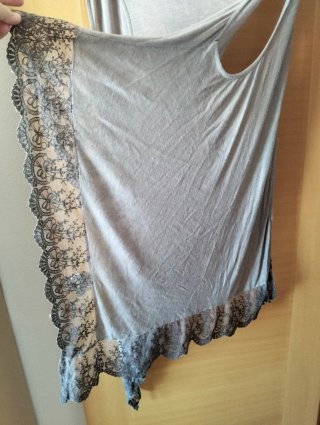 Chaleco fino gris con encaje