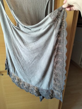 Chaleco fino gris con encaje