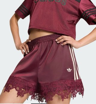 Shorts Adidas satén burdeos encaje