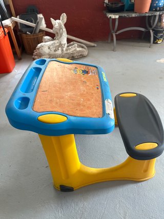 Escritorio infantil azul y amarillo