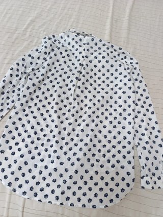 Camisa blanca con estampado de gatos