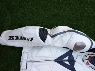 Mono Dainese Laguna Seca blanco y negro