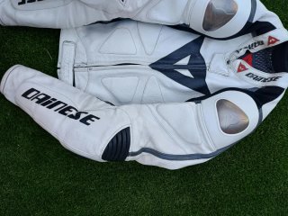 Mono Dainese Laguna Seca blanco y negro