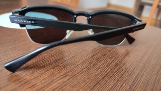 Gafas de sol negras y plateadas