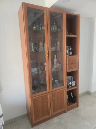 Sofá sheslong gris, sillón y vitrina de madera