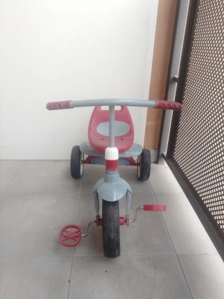 Triciclo infantil rojo y gris