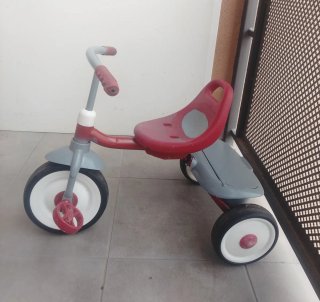 Triciclo infantil rojo y gris