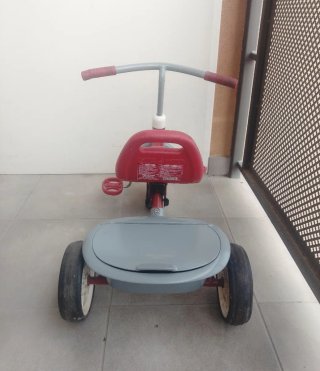 Triciclo infantil rojo y gris