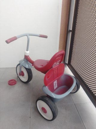 Triciclo infantil rojo y gris