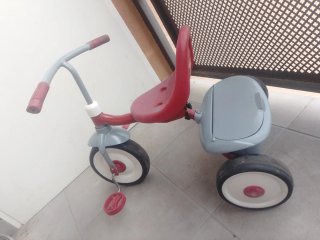 Triciclo infantil rojo y gris