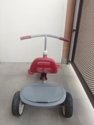 Triciclo infantil rojo y gris