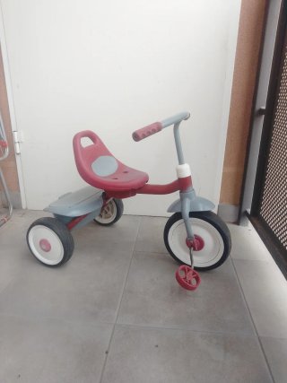Triciclo infantil rojo y gris