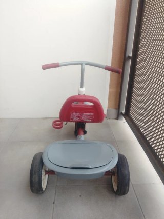 Triciclo infantil rojo y gris