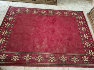 Alfombra de tela roja y marrón