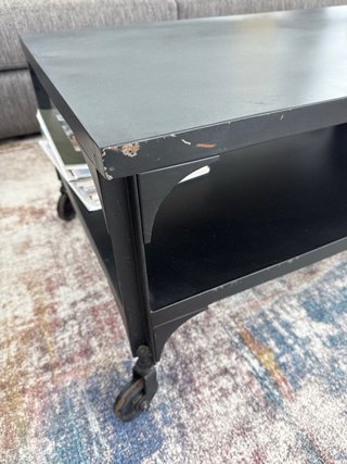 Mesa de centro negra con ruedas