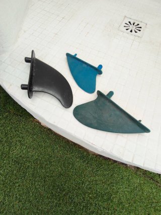 Tabla de surf blanca y azul con quillas