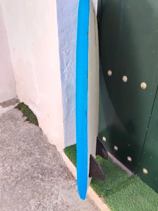 Tabla de surf blanca y azul con quillas