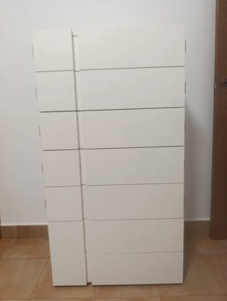 Cómoda alta minimalista blanca