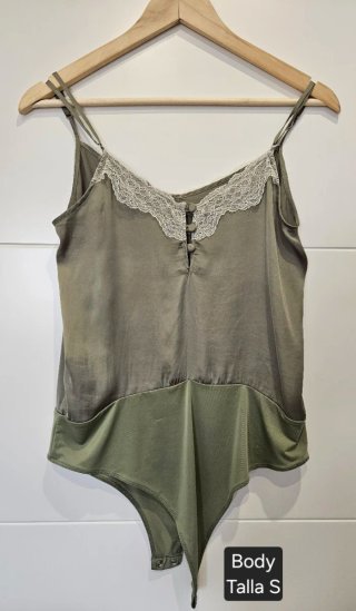 Blusas y vestidos Zara