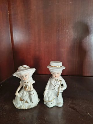 Figura de porcelana rosas y cesta