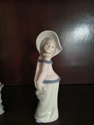 Figura de porcelana rosas y cesta